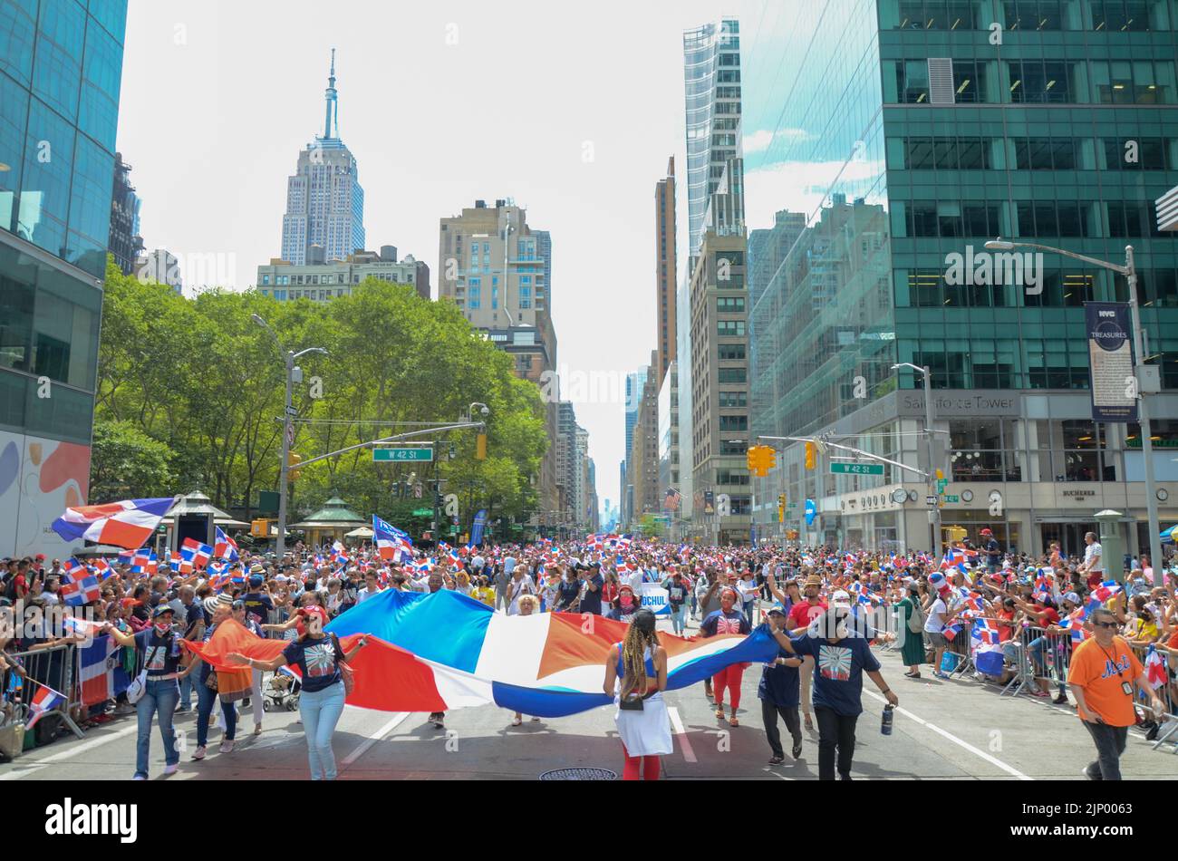 I newyorkesi escono in gran numero per assistere alla parata del giorno Domenicano lungo Avenue of the Americas a New York City il 14 agosto 2022. Foto Stock