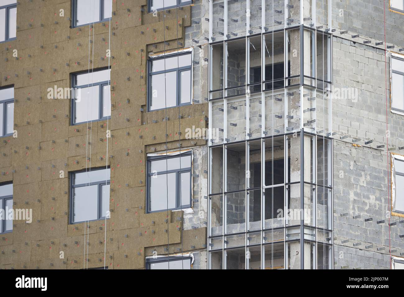 Isolamento di edifici esterni con materiale isolante speciale Foto Stock