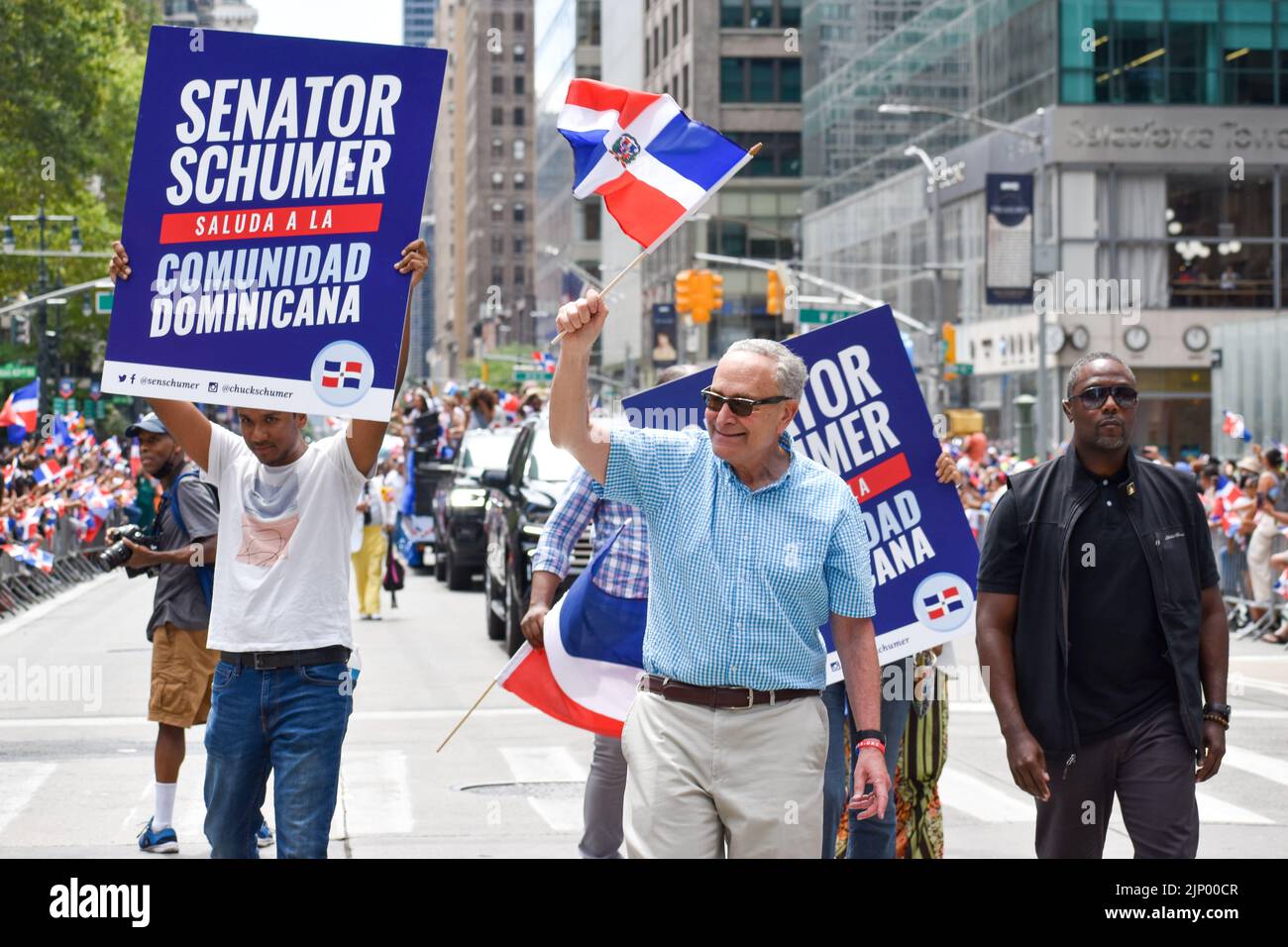 Il Senatore Chuck Schumer (D) marciando lungo la Sixth Avenue durante la parata annuale del 14 agosto 2022 a New York City. Foto Stock