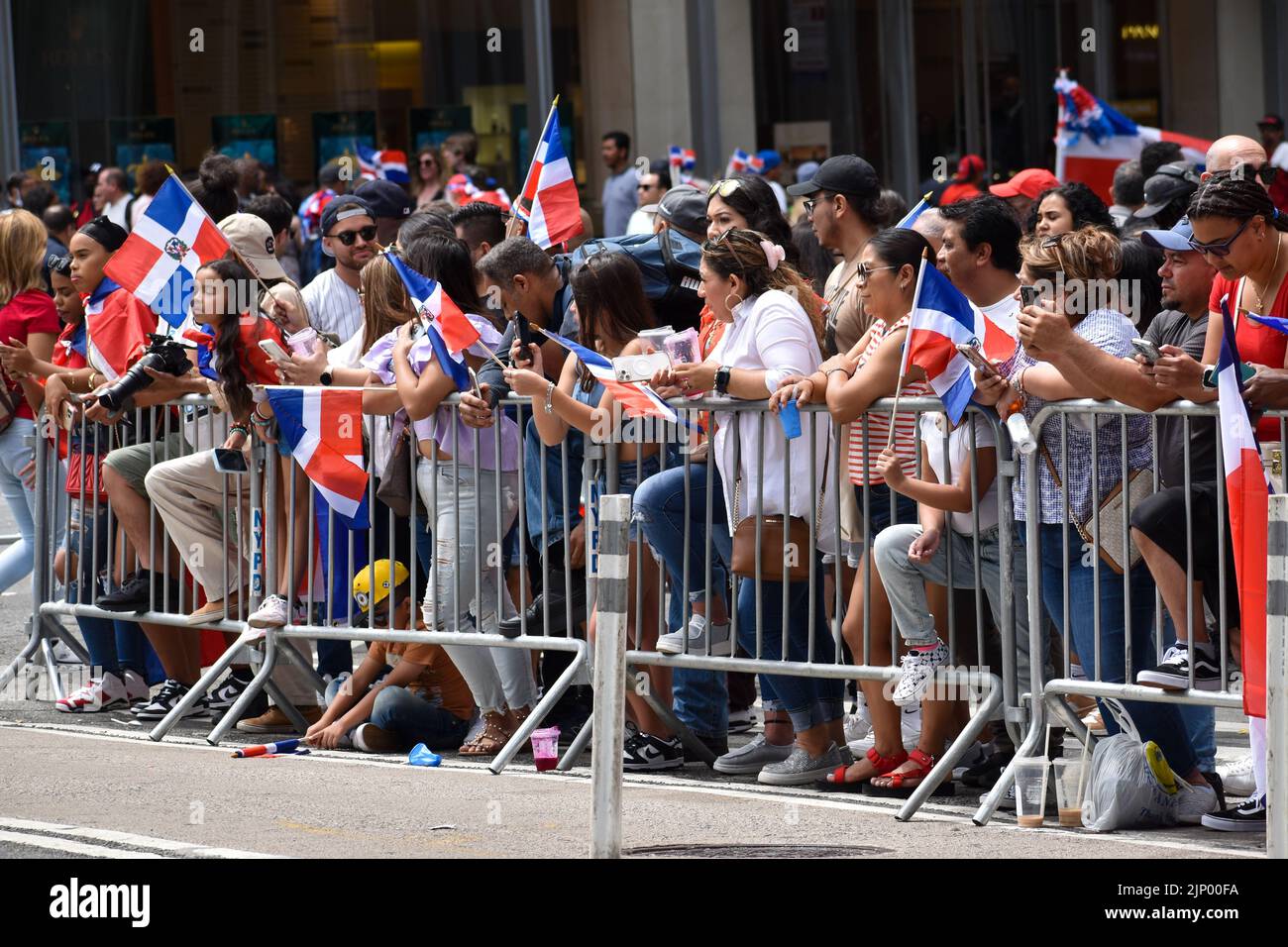 Migliaia di persone sono viste sventolando bandiere durante la parata annuale del giorno Domenicano lungo Avenue of the Americas a New York City il 14 agosto 2022. Foto Stock