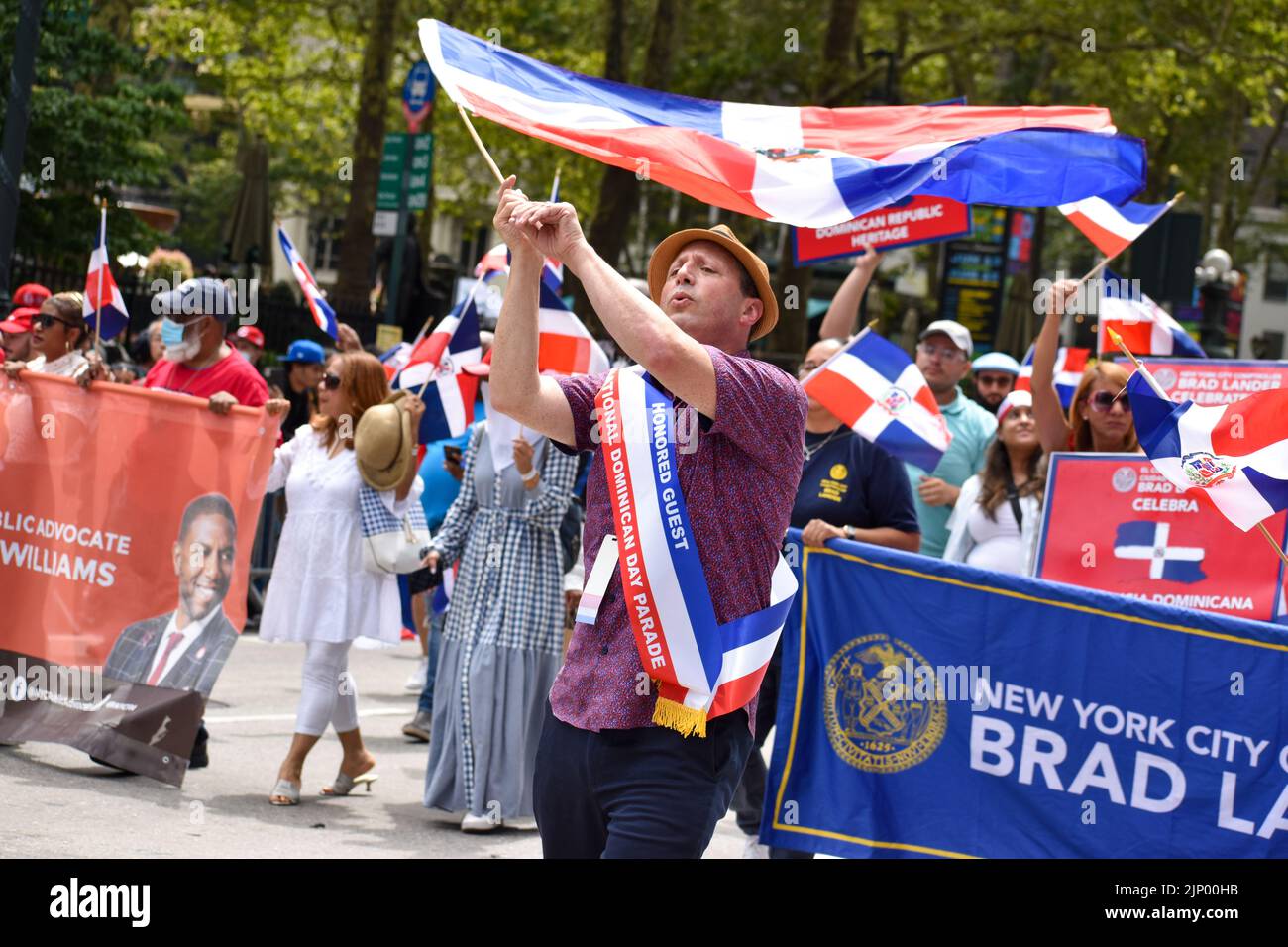 Il NYC Comptroller Brad Lander marciando lungo la Sixth Avenue durante la parata annuale del 14 agosto 2022 a New York City. Foto Stock