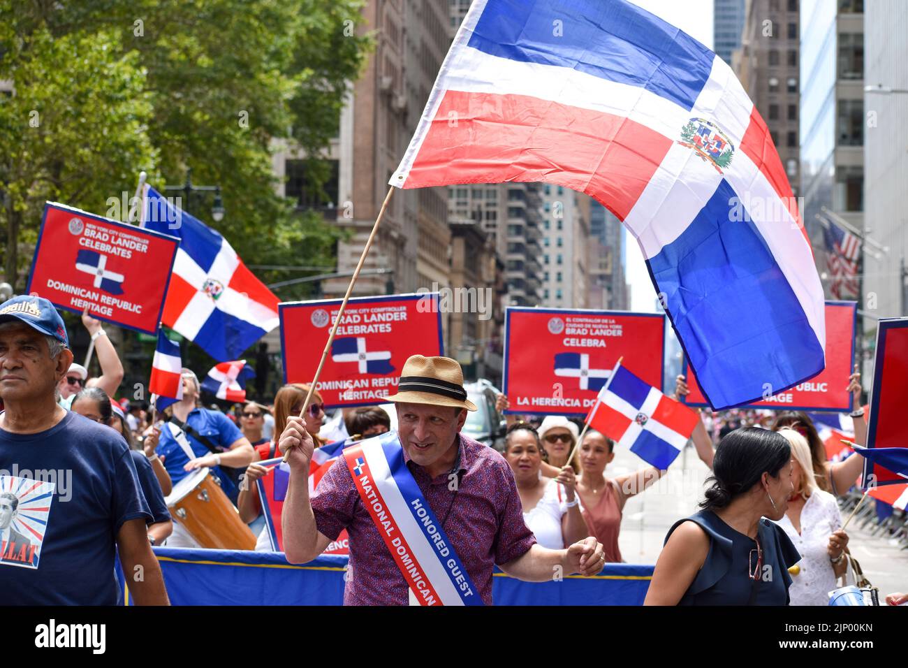 Il NYC Comptroller Brad Lander marciando lungo la Sixth Avenue durante la parata annuale del 14 agosto 2022 a New York City. Foto Stock