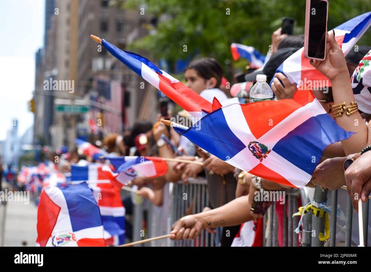 I newyorkesi escono in gran numero per assistere alla parata del giorno Domenicano lungo Avenue of the Americas a New York City il 14 agosto 2022. Foto Stock