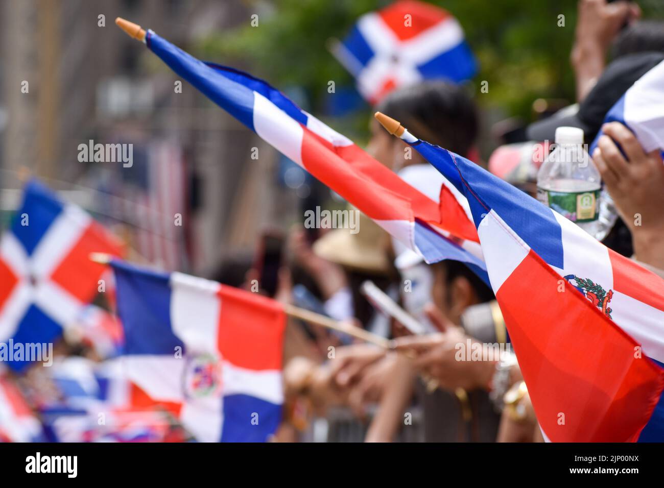 I newyorkesi escono in gran numero per assistere alla parata del giorno Domenicano lungo Avenue of the Americas a New York City il 14 agosto 2022. Foto Stock