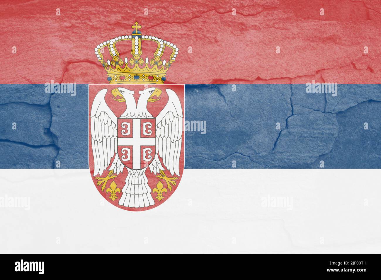 Sfocare la bandiera Serbia, i colori ufficiali e le proporzioni correttamente. Bandiera nazionale della Serbia. Sfondo muro di pietra. Incrinatura. NATO. Fuori fuoco. Foto Stock