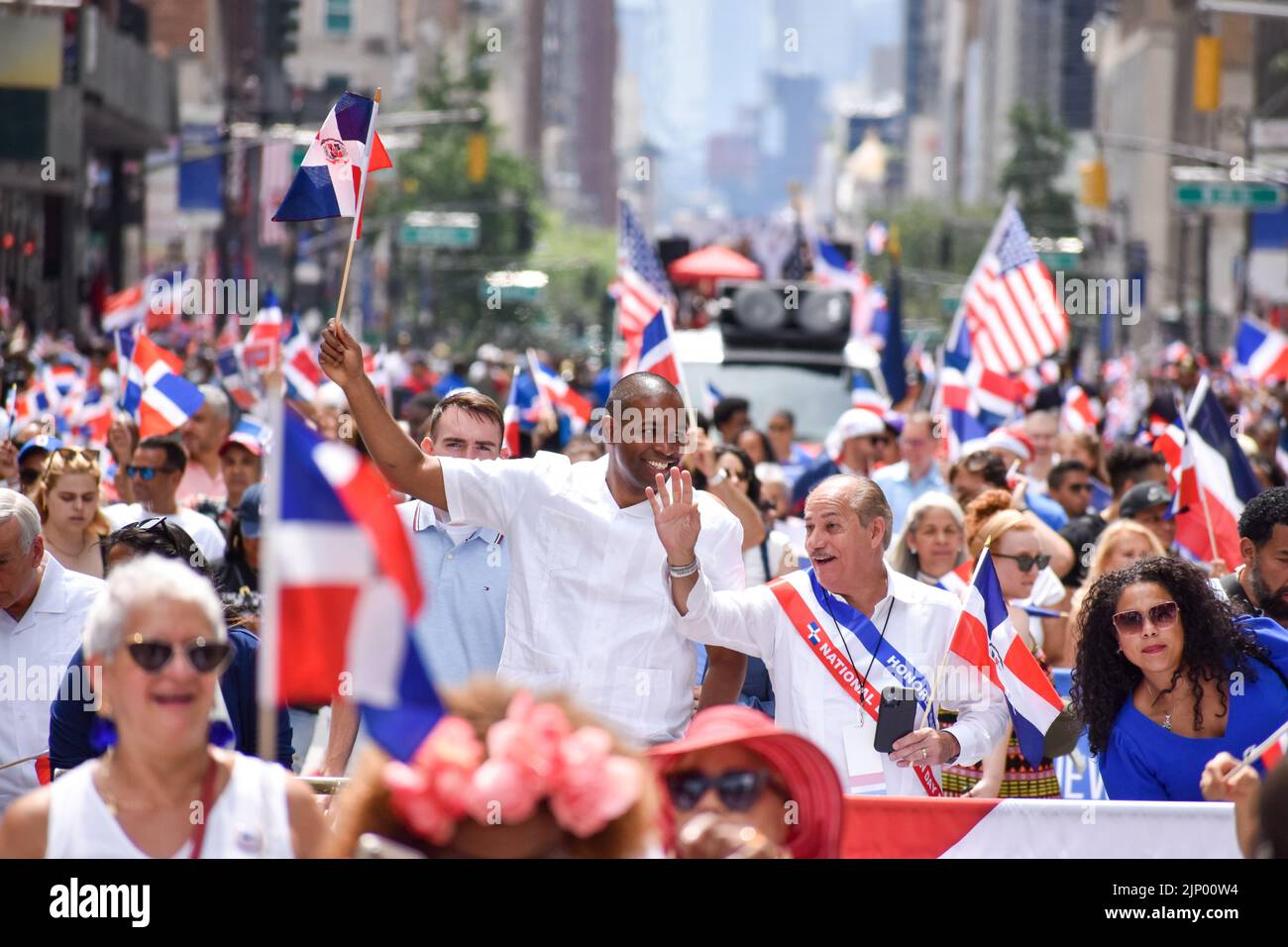 Un gruppo di persone sta marciando lungo la Sixth Avenue durante la parata annuale del Dominican Day il 14 agosto 2022 a New York City. Foto Stock