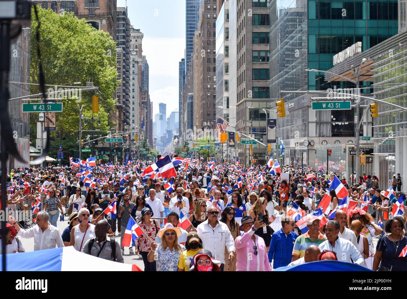 Migliaia di persone vengono a guardare la Giornata Dominicana Parade lungo Avenue of the Americas a New York City il 14 agosto 2022. Foto Stock