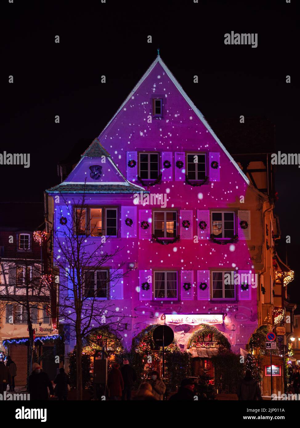 Colmar, Francia - 13 dicembre 2021: Natale magico a Colmar. Tra i mercatini di Natale più belli e suggestivi di tutta la Francia. Colore Foto Stock