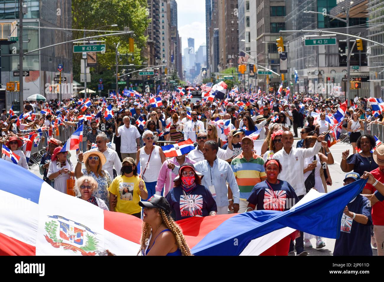 I newyorkesi escono in gran numero per assistere alla parata del giorno Domenicano lungo Avenue of the Americas a New York City il 14 agosto 2022. Foto Stock