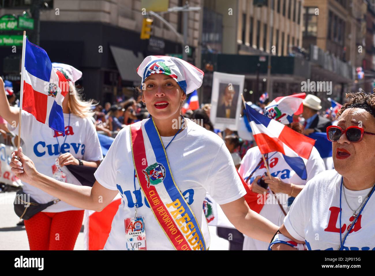Gli artisti marciano lungo la Sixth Avenue durante la parata annuale del 14 agosto 2022 a New York City. Foto Stock