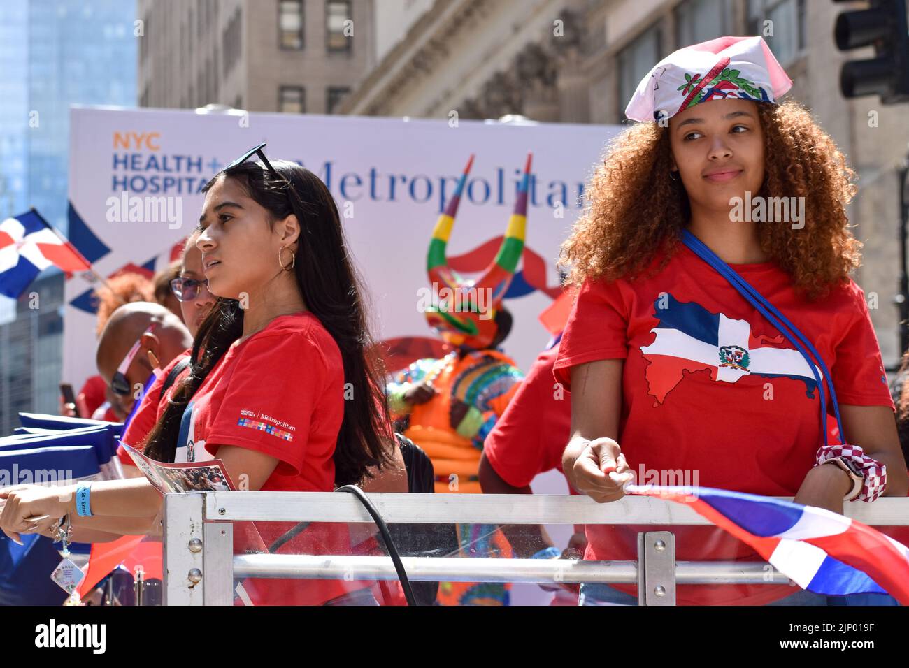 New Yorkers di tutte le età sono visti su un galleggiante durante la parata di giorno Domenicano sulla Sixth Avenue a New York City. Foto Stock