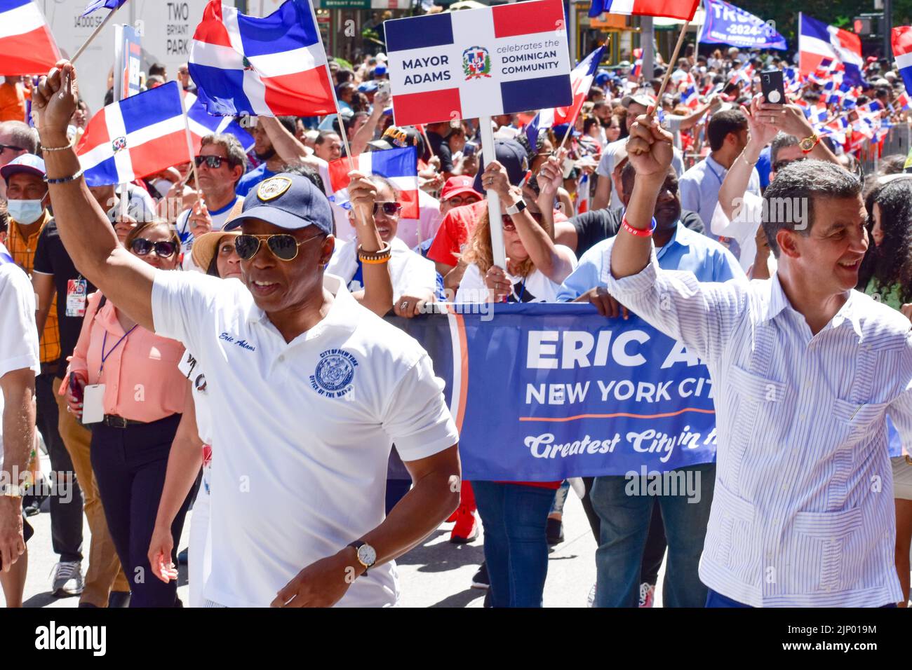 Il sindaco Eric Adams e il commissario DOT Ydanis Rodriguez sono visti marciare lungo la Sesta Avenue durante la parata annuale del giorno Domenicano il 14 agosto 2022 Foto Stock