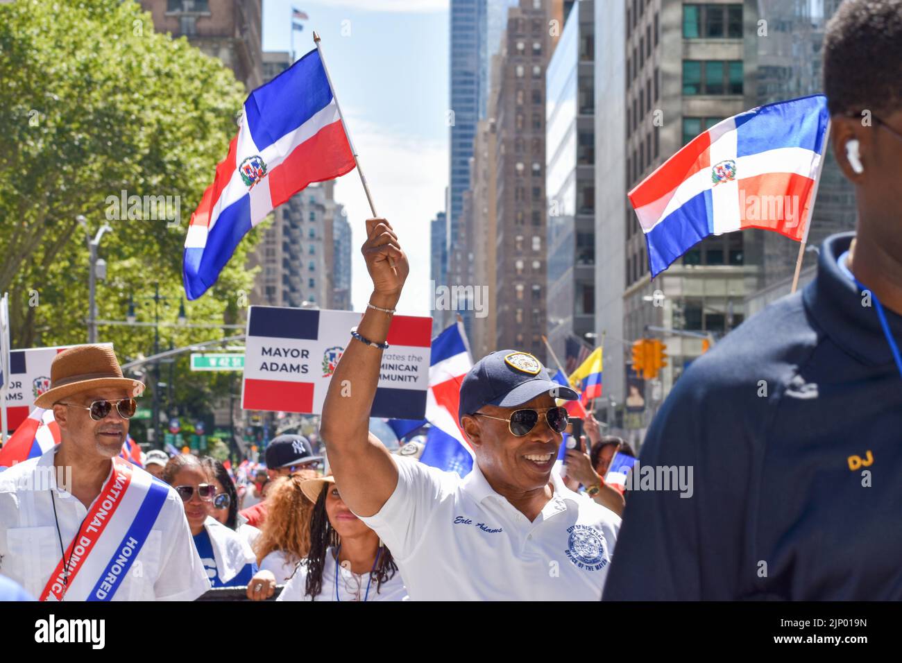 Il sindaco Eric Adams sta marciando lungo la Sixth Avenue durante la parata annuale del 14 agosto 2022 a New York City. Foto Stock