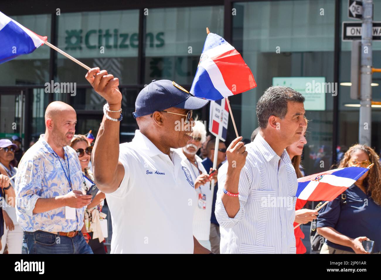 Il sindaco Eric Adams e il commissario DOT Ydanis Rodriguez sono visti marciare lungo la Sesta Avenue durante la parata annuale del giorno Domenicano il 14 agosto 2022 Foto Stock