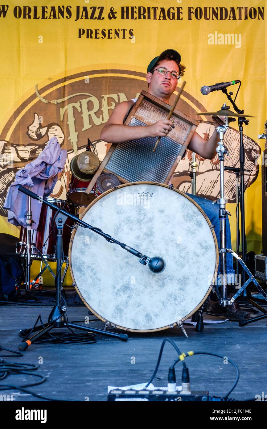 NEW ORLEANS, LA, USA - 18 NOVEMBRE 2017: Il batterista della Tuba Skinny Band suona al Festival gratuito Treme Creole Gumbo di Louis Armstrong Park Foto Stock