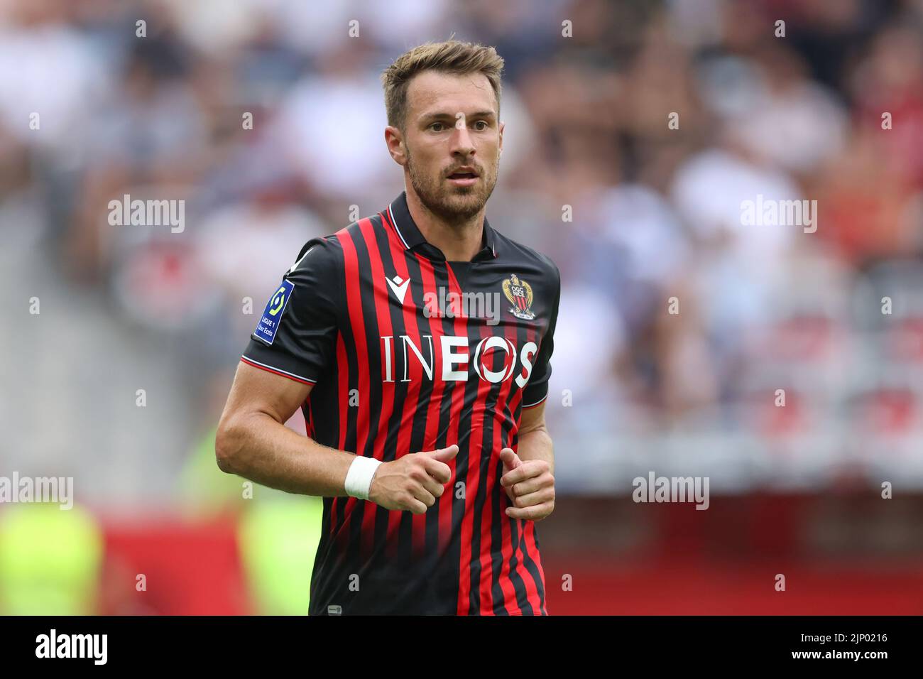 Nizza, Francia, 14th agosto 2022. Aaron Ramsey di OGC Nice guarda durante la partita Uber Eats Ligue 1 allo stadio Allianz Riviera di Nizza. L'immagine di credito dovrebbe essere: Jonathan Moskrop / Sportimage Foto Stock