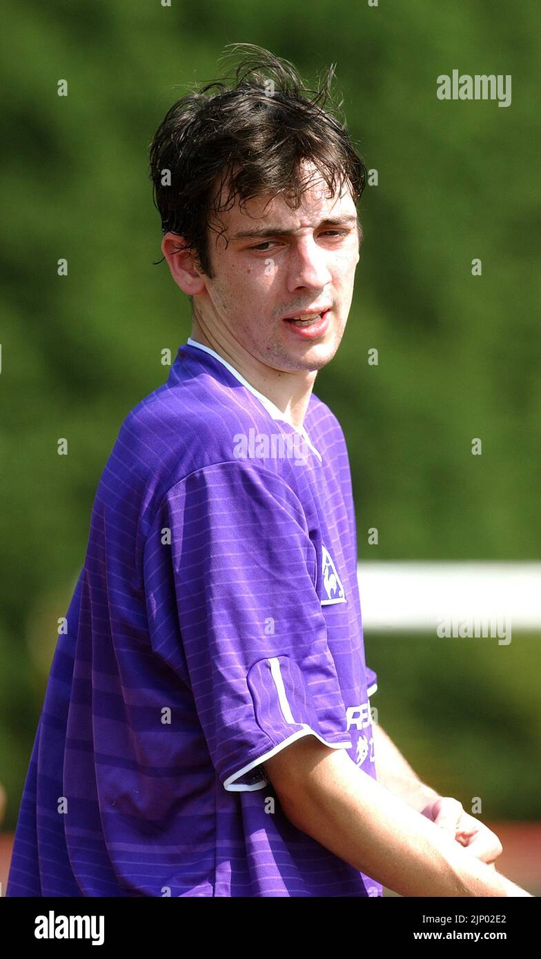 Ralphe Little in azione per la Dream Team in un Charity Football Match contro la squadra Little Man del Burgess Hill Football Club. PIC MIKE WALKER 2004 Foto Stock