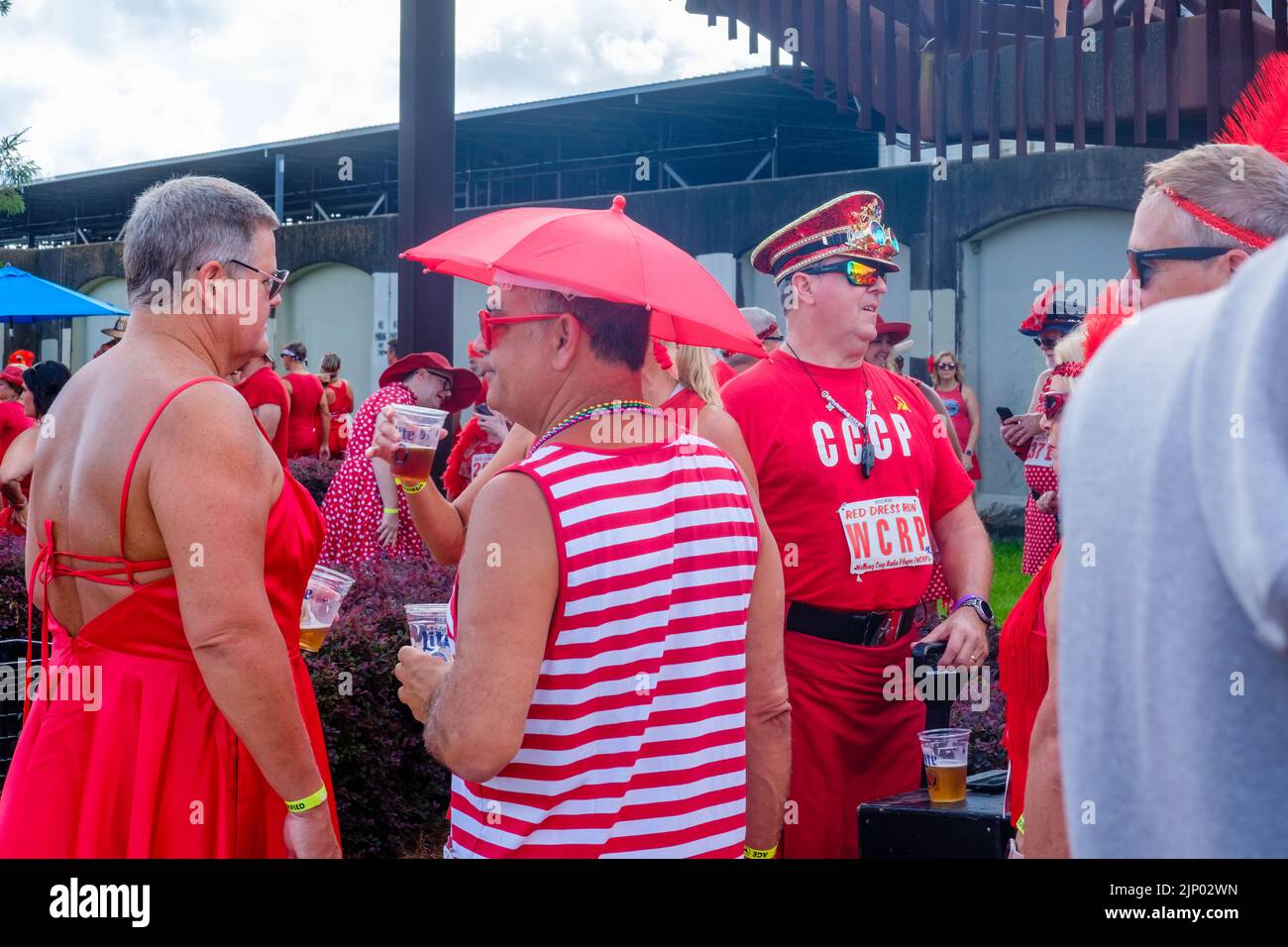 NEW ORLEANS, LA, USA - 13 AGOSTO 2022: Persone in costume si sono riunite a Crescent Park per festeggiare l'annuale Red Dress Run Foto Stock