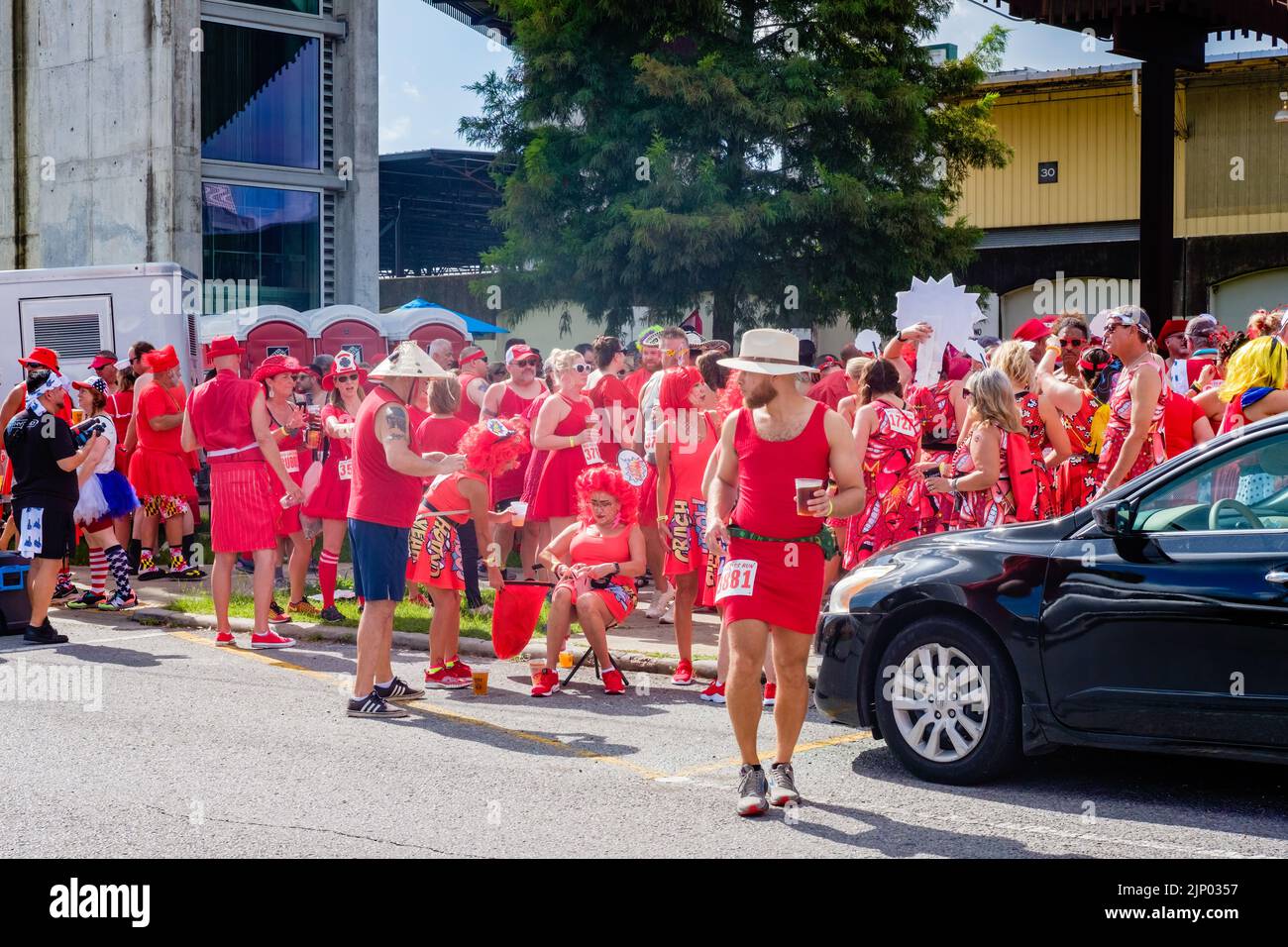 NEW ORLEANS, LA, USA - 13 AGOSTO 2022: Una grande folla in costume si è radunata all'esterno di Crescent Park per la corsa annuale di abiti rossi Foto Stock