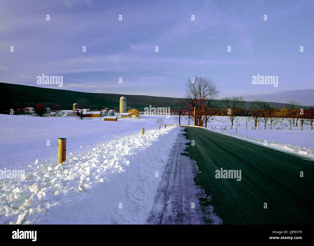 Una strada rurale in un paesaggio innevato vicino a Elmsport, Lycoming County Pennsylvania Foto Stock