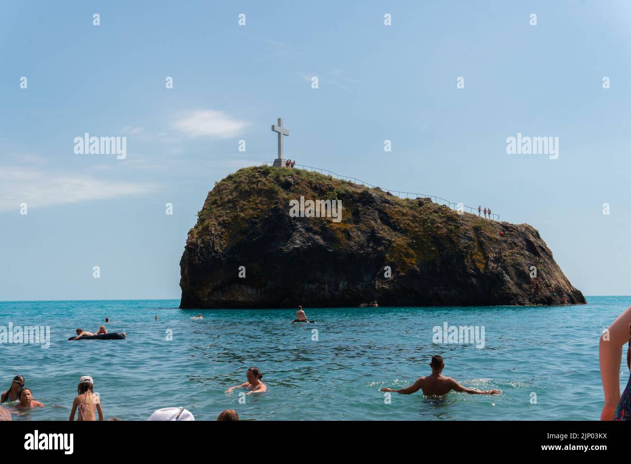 La gente bagnano il Fiolent croce Crimea Capo mare estate monastero di roccia, da vicino ucraina da nero per cielo blu, scogliera europa. Paesaggio all'aperto, Foto Stock