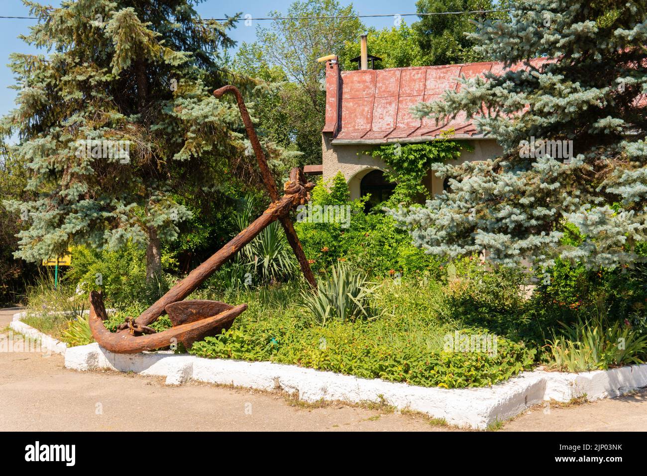 RUSSIA, CRIMEA - LUG 09, 2022: Holy Anchor sevastopol monumento russia crimea marinaio gatto guerra estiva, dal vecchio keiduk da piazza e albero pyotr Foto Stock