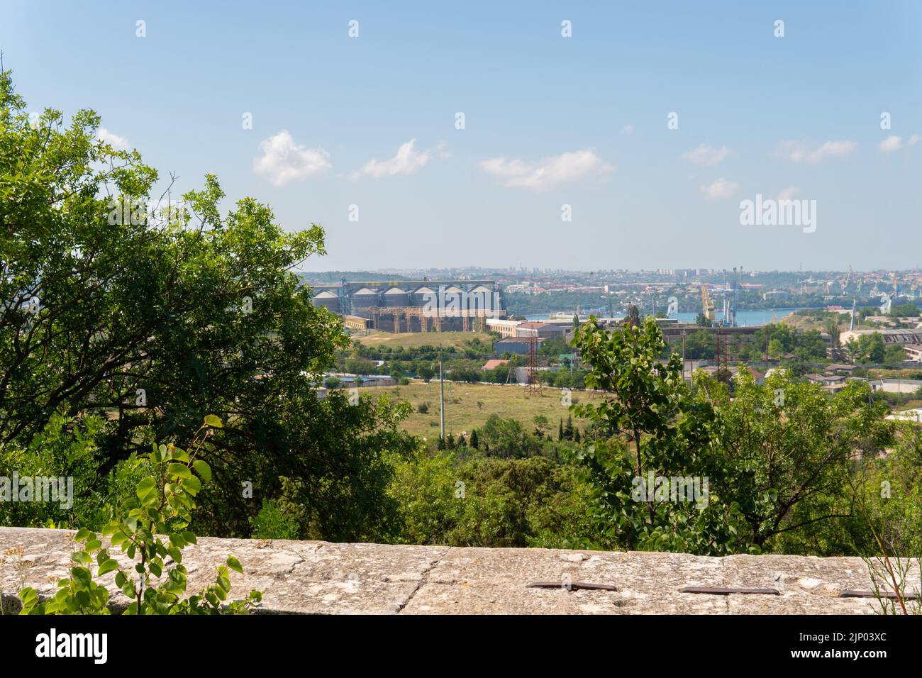 RUSSIA, CRIMEA - 09 LUGLIO 2022: Sevastopol primavera crimea mare russia porto blu acqua città baia, per gru galleggiante in costa e vista yacht, flotta di carico Foto Stock