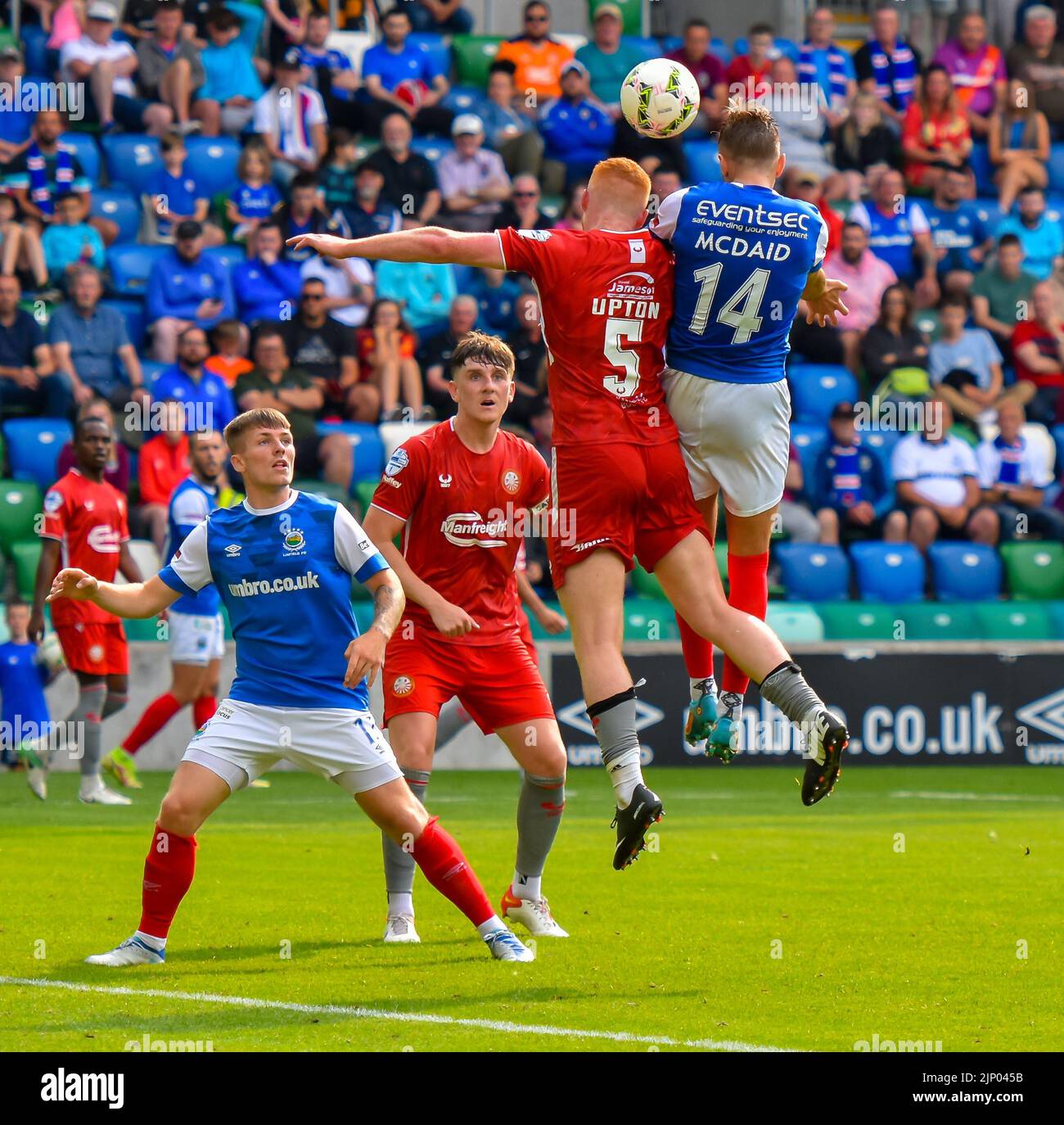 Robbie McDaid in azione - Linfield Vs Portadown, Windsor Park Belfast, domenica 14th agosto 2022 Foto Stock