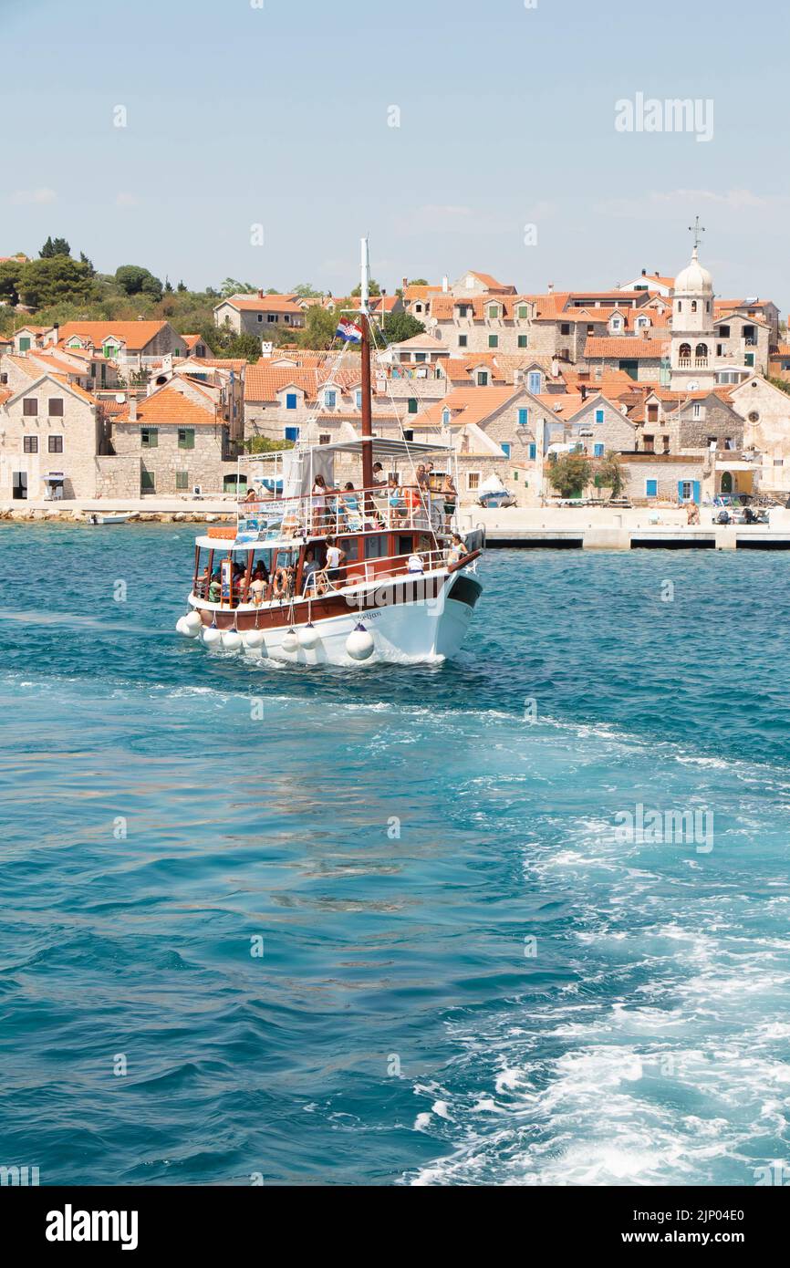 Sepurine, isola di Prvic, Croazia - 22 luglio 2022: Tour in barca in escursione giornaliera, dal mare, con sentiero d'acqua e vecchia città in pietra Foto Stock