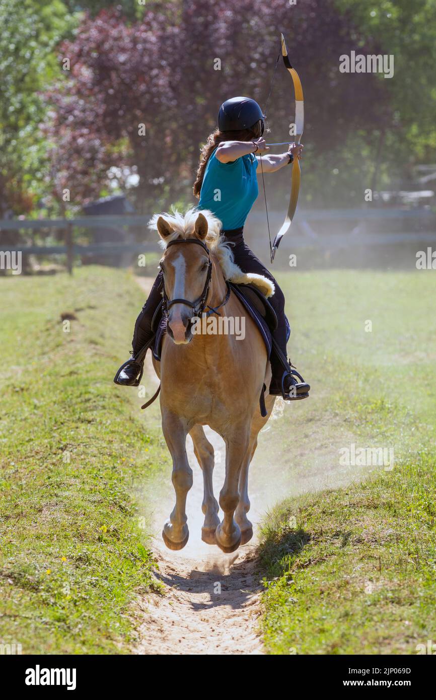 Europe, Luxembourg, Limpach, Equine Archery Event Luglio 2022 con un concorrente femminile del Gruppo Professional Foto Stock