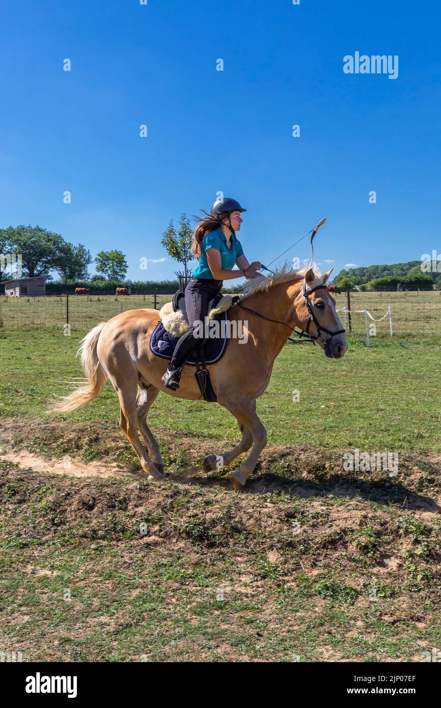 Europe, Luxembourg, Limpach, Equine Archery Event Luglio 2022 con un concorrente femminile del Gruppo Professional Foto Stock