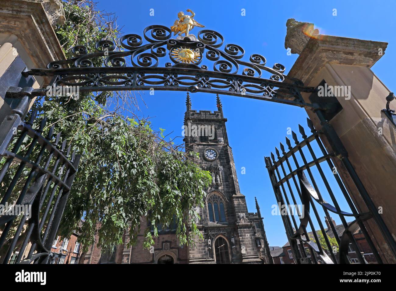 Cielo blu estivo al cancello della chiesa di St Michael & All Angels, Market Place, Macclesfield, Cheshire, Inghilterra, REGNO UNITO, SK10 1DY Foto Stock