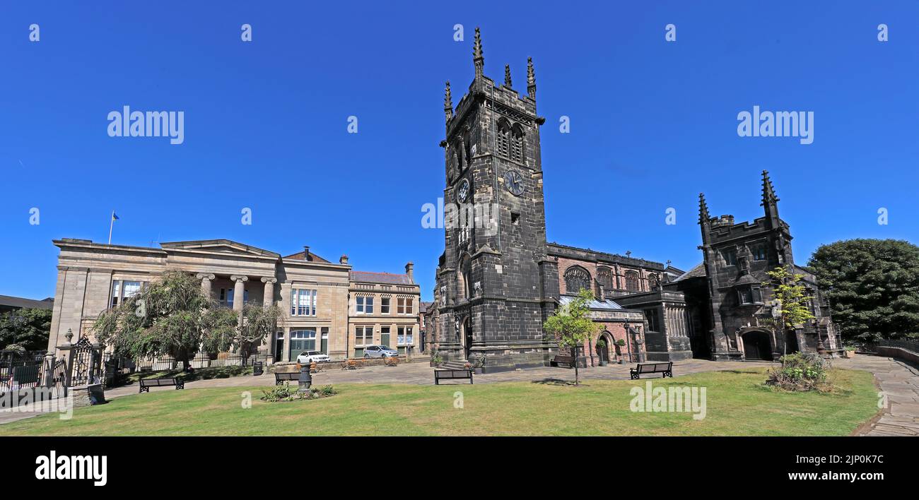 Cielo blu estivo al cancello della chiesa di St Michael & All Angels, Market Place, Macclesfield, Cheshire, Inghilterra, REGNO UNITO, SK10 1DY Foto Stock