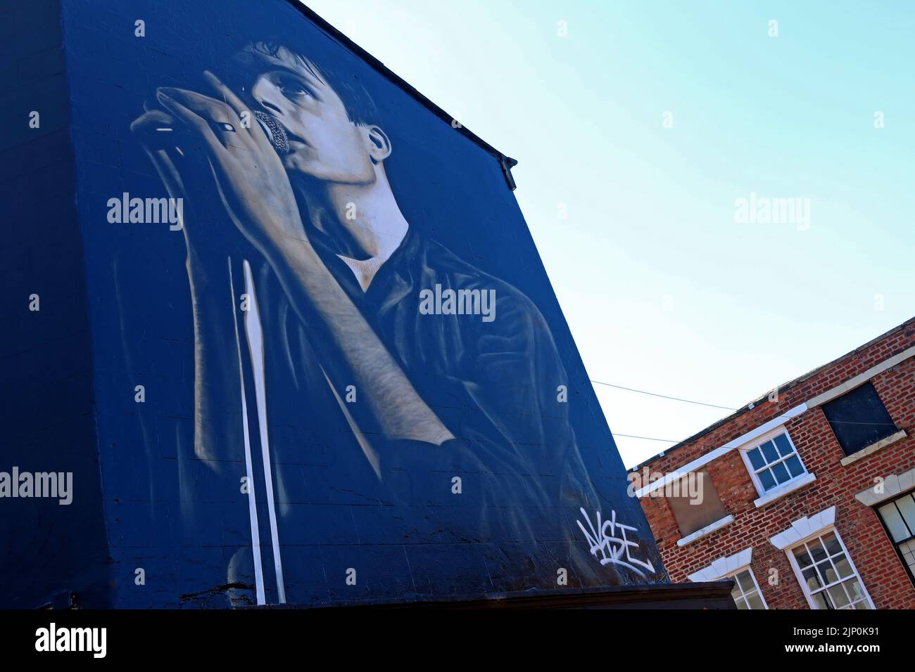 Ian Curtis, cantante di Joy Division Mural di Aske, artista di strada con sede a Manchester, Mill Street, Macclesfield, Cheshire, INGHILTERRA, REGNO UNITO,SK11 6NN Foto Stock