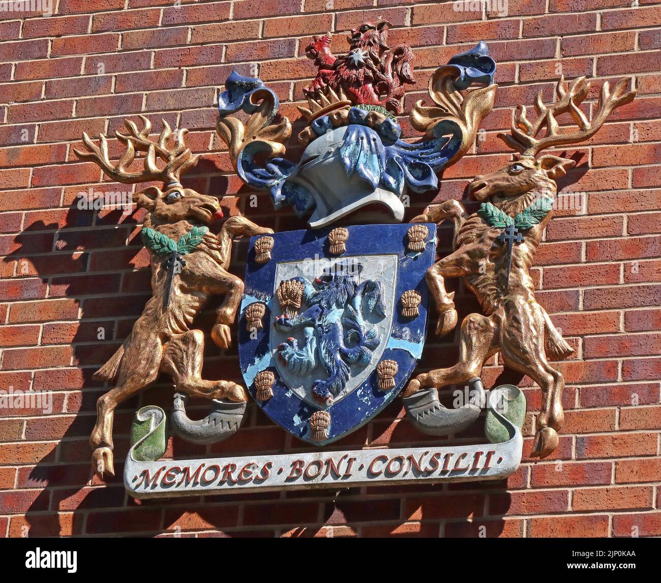 Stemma del Consiglio di Macclesfield - Memores Boni Consilii in latino, su un edificio del consiglio, Mill Street, Macclesfield, Cheshire, Inghilterra, REGNO UNITO, SK11 6NN Foto Stock