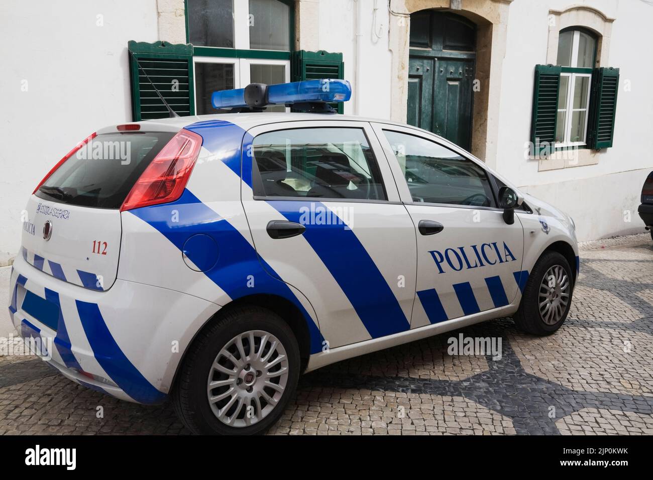 Auto della polizia parcheggiata in una strada cittadina a Cascais, Portogallo. Foto Stock