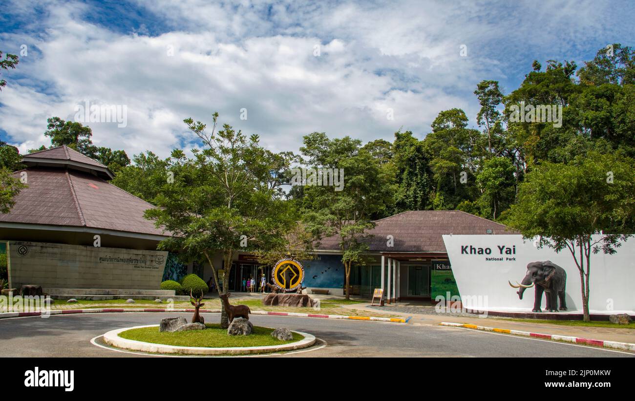 Khao Yai Thailandia 8th giu 2022: Lo stato degli elefanti e il logo del patrimonio mondiale al centro turistico del parco nazionale. Fondata nel 1962. Foto Stock