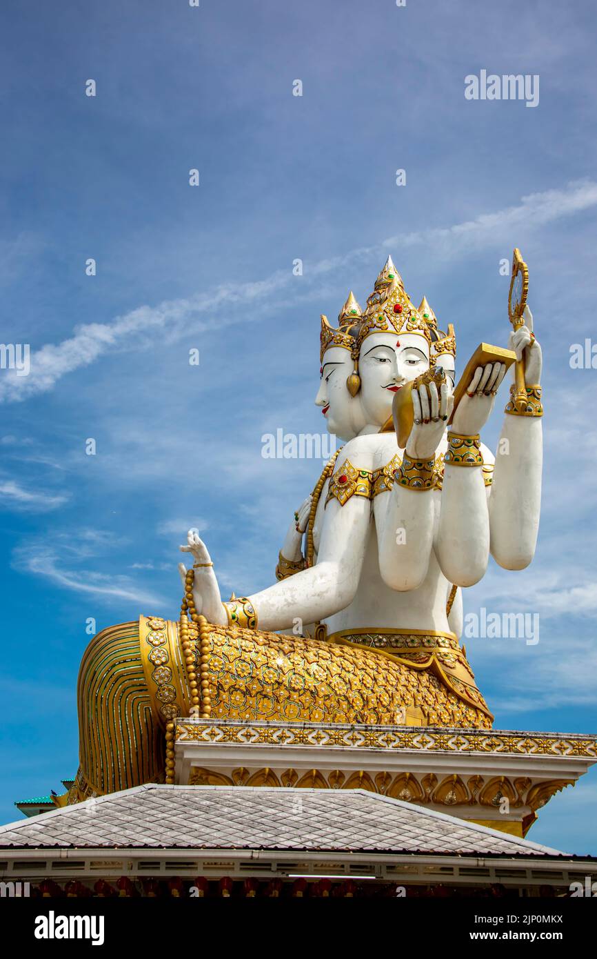 La gigantesca statua di Phra Phrom a Wat Saman Rattanaram in Chachoengsao Thailandia, che è famosa per l'immagine di rosa brillante Ganesha. Foto Stock