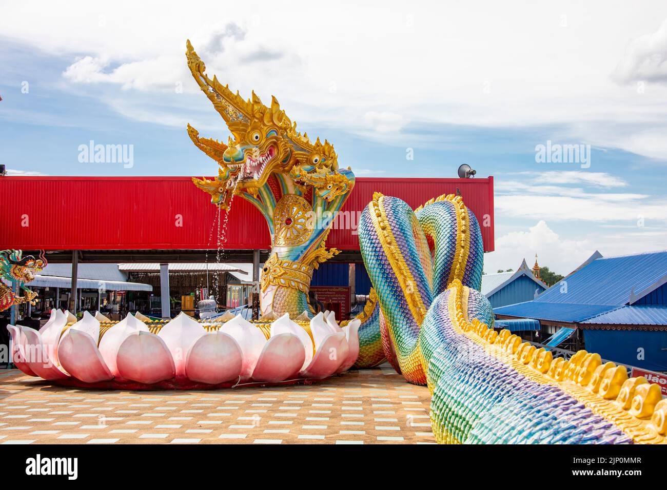 La gigantesca statua Phaya Nak a Wat Saman Rattanaram a Chachoengsao Thailandia, che è famosa per l'immagine di rosa brillante Ganesha. Foto Stock