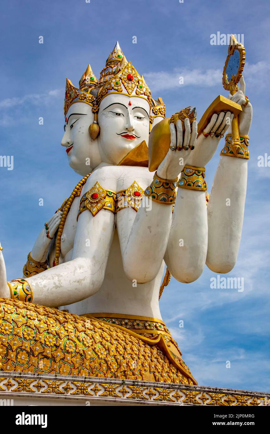 La gigantesca statua di Phra Phrom a Wat Saman Rattanaram in Chachoengsao Thailandia, che è famosa per l'immagine di rosa brillante Ganesha. Foto Stock