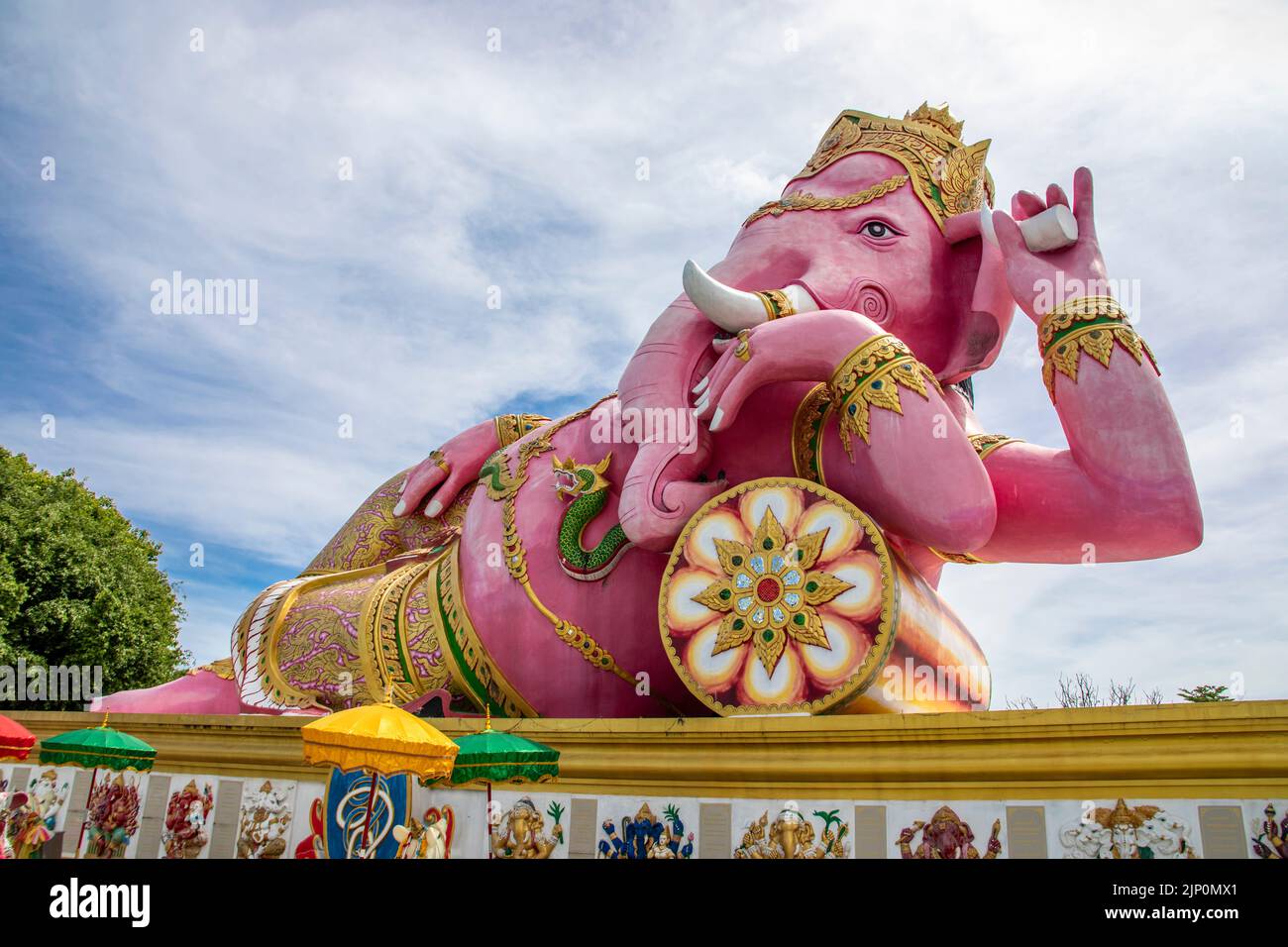 Wat Saman Rattanaram Chachoengsao Thailandia è famosa per la gigantesca immagine di rosa brillante Ganesha con le dimensioni di 16 metri di altezza e 24 metri di lunghezza. Foto Stock