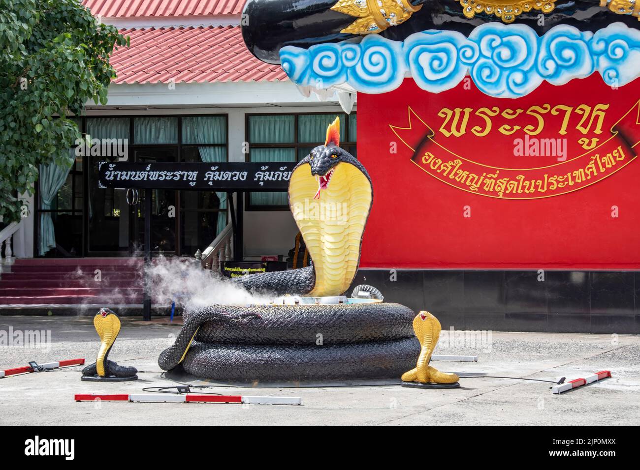 Chachoengsao Thailandia 9th Giu 2022: La statua Phaya Nak in Wat Saman Rattanaram, che è famosa per l'immagine di Ganesha rosa brillante. Foto Stock