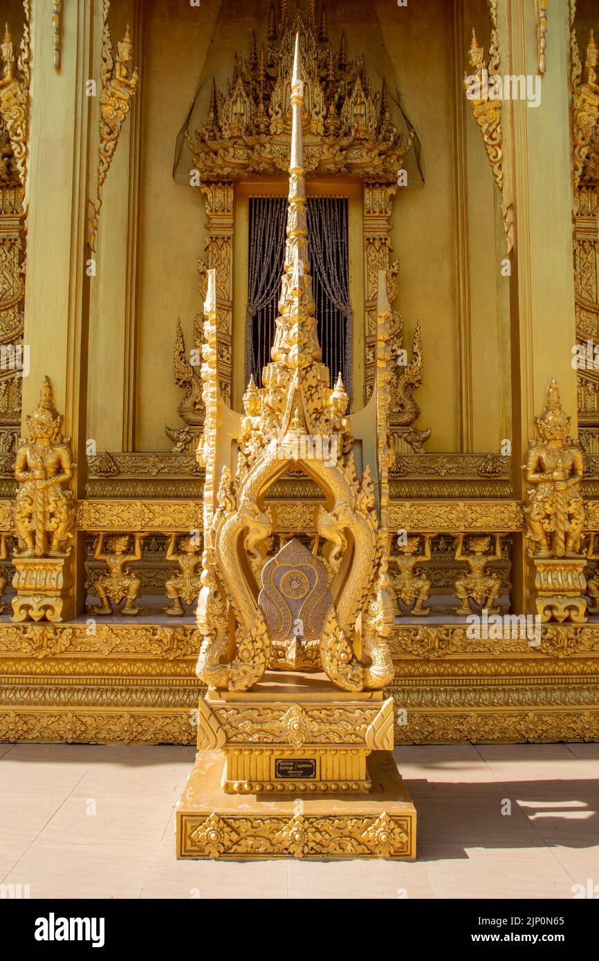 La vista di Wat Pak Nam Jolo in Chachoengsao Thailandia, l'unica cappella completamente dorata in Thailandia. Foto Stock