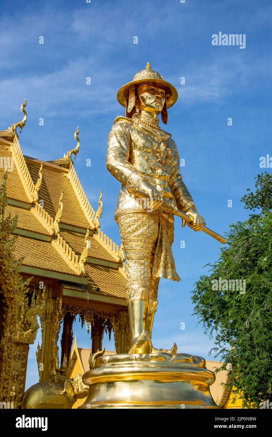 Re Taksin grande statua di fronte a Wat Pak Nam Jolo in Chachoengsao Thailandia, l'unica e completamente dorata cappella in Thailandia Foto Stock