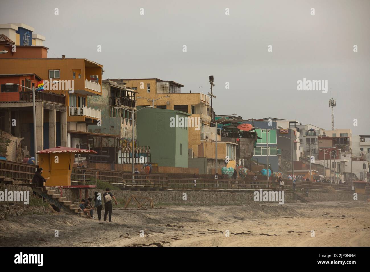 Tijuana, Baja California, Messico - 11 settembre 2021: La gente si trova su una spiaggia vuota a Playas, il quartiere di Playa de Tijuana. Foto Stock