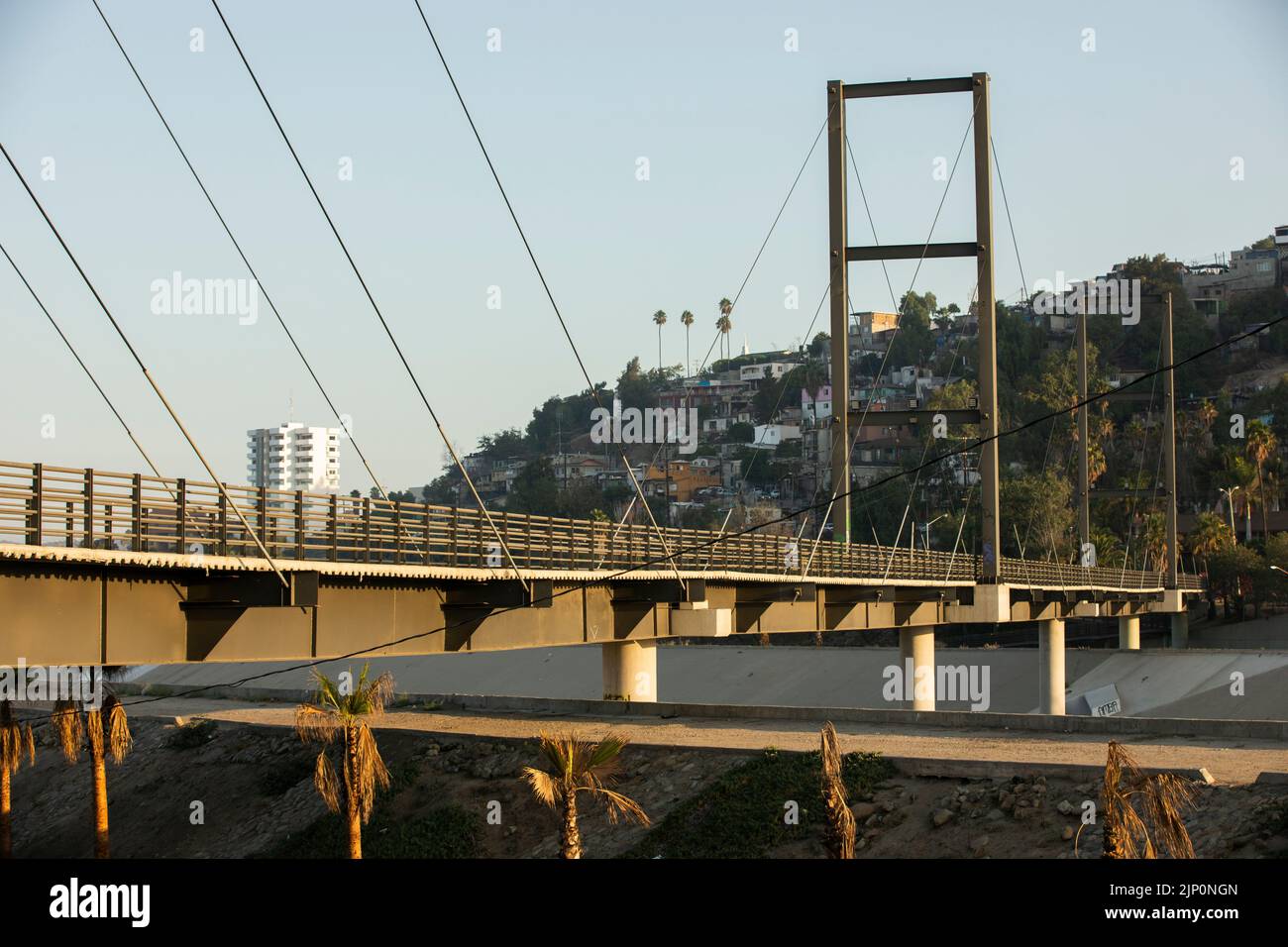 Tijuana, Baja California, Messico - 11 settembre 2021: La luce del mattino dall'alba illumina un ponte che attraversa il fiume Tijuana. Foto Stock