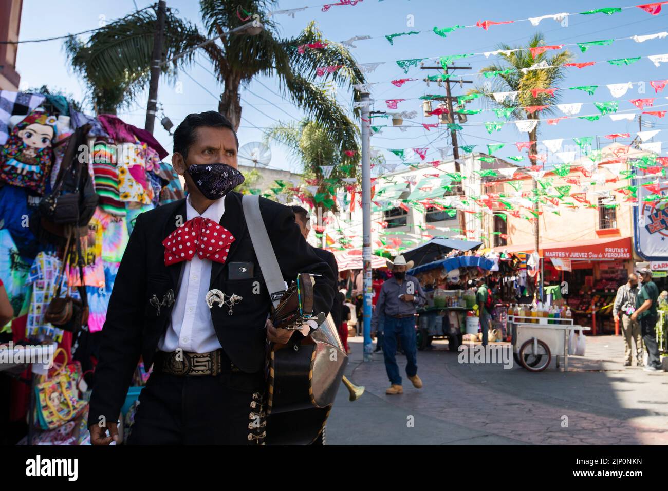 Tijuana, Baja California, Messico - 11 settembre 2021: Un Mariachi con una fronte solcata guarda fuori in lontananza. Foto Stock