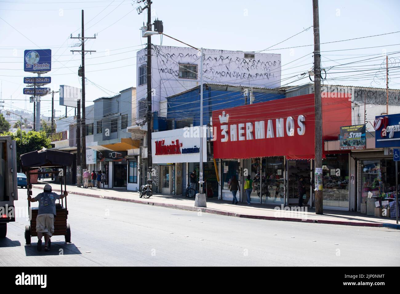 Tijuana, Baja California, Messico - 11 settembre 2021: Vista delle strade vuote e dei negozi chiusi nel centro di Tijuana. Foto Stock