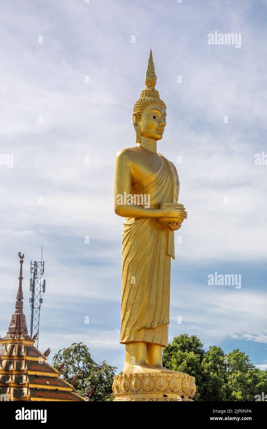 La statua del buddha a Wat Pak Nam Jolo in Chachoengsao Thailandia, l'unica cappella completamente dorata in Thailandia. Foto Stock