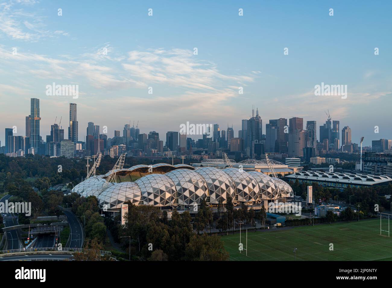 Skyline di Melbourne con il parco AAMI in primo piano Foto Stock